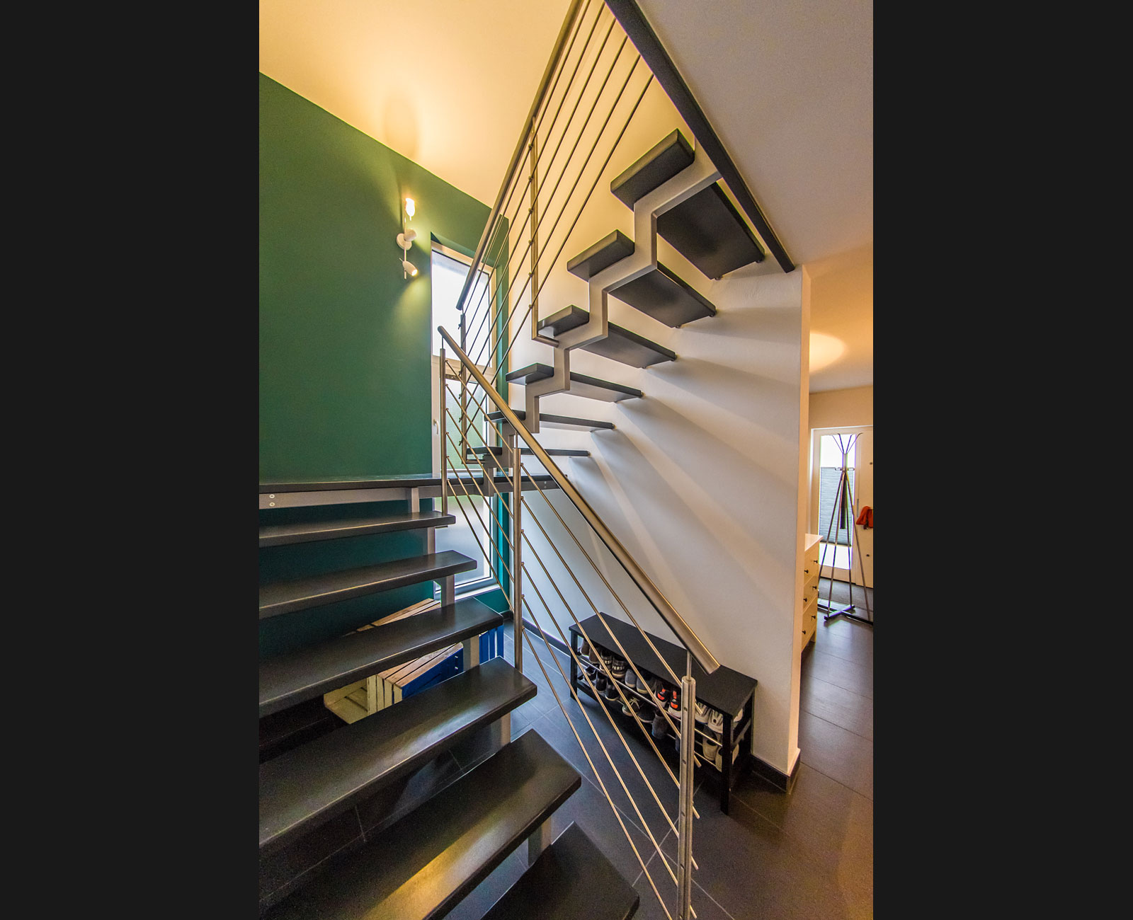 Treppe mit Stahlunterkonstruktion, Relinggeländer aus Edelstahl, Holzstufen deckend farbig lackiert  