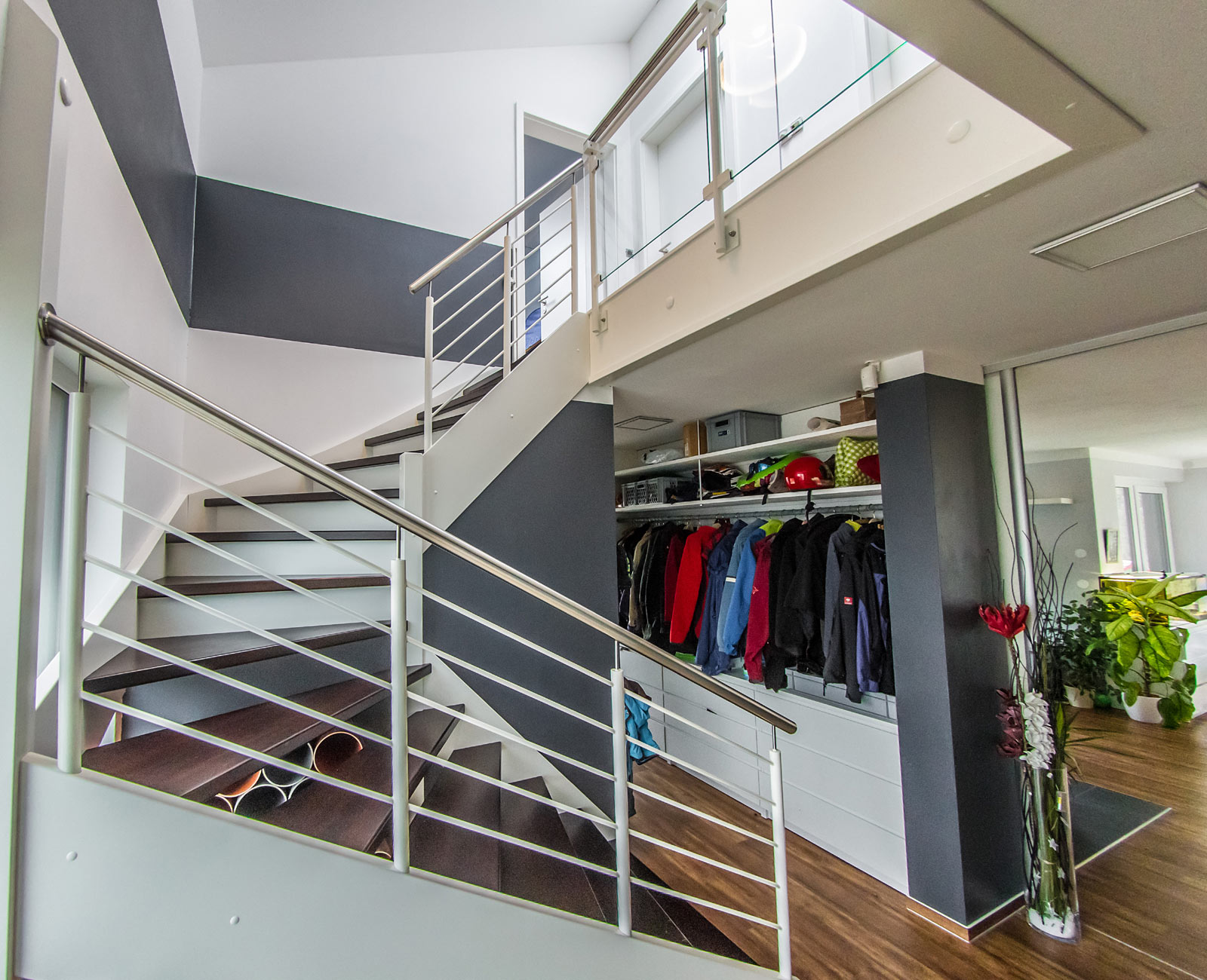 moderne zweifarbige Treppenkonstruktion mit Stahlgeländer und  Edelstahlhandlauf  